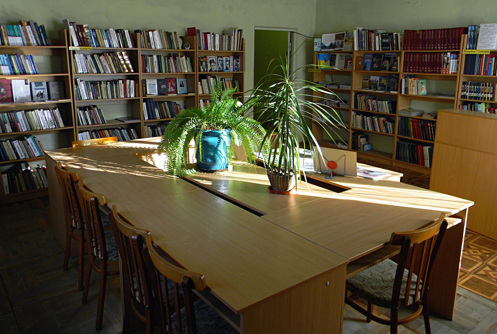 Сайт читальный зал. Читальный зал ТНУ. Читальный зал в библиотеке. Столы для библиотеки в читальном зале. Стол для читального зала.