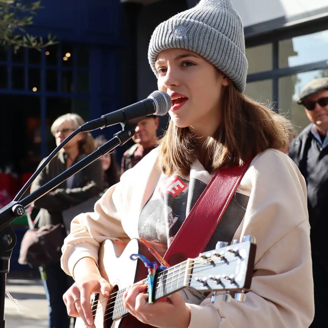 Эли шерлок певица. Allie sherlock фигура. Allie sherlock braless. Элли шерлок грудь. Певица элли шерлок.
