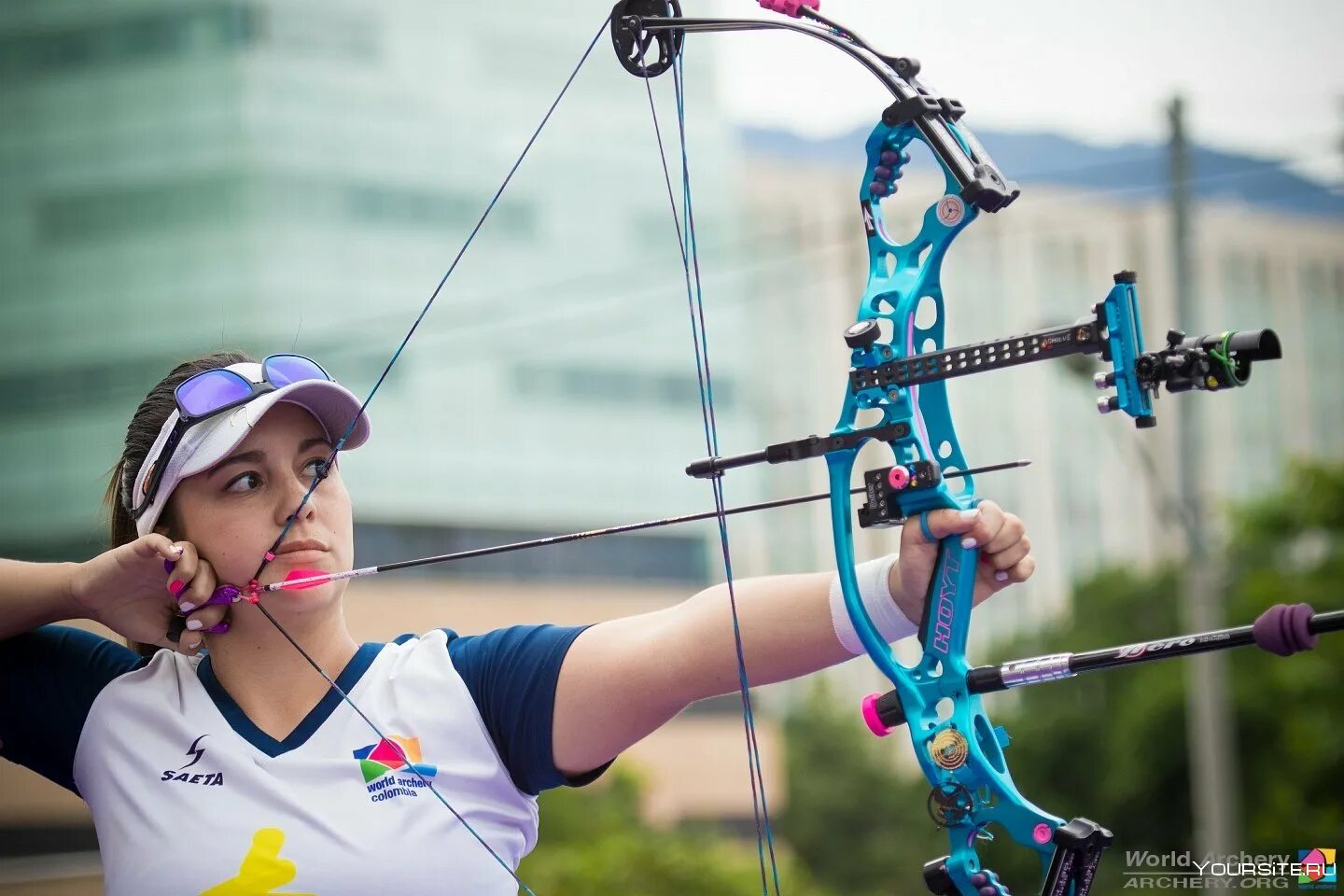 Включи видео лук. Сара Боуман Archery. Sara Lopez лучница. Спортивный лук. Стрельба из лука.