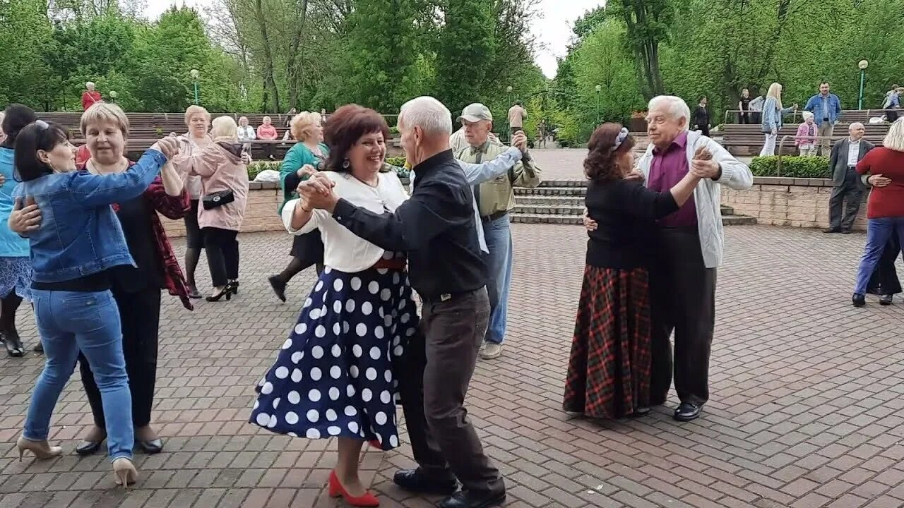 Танец под песню белые