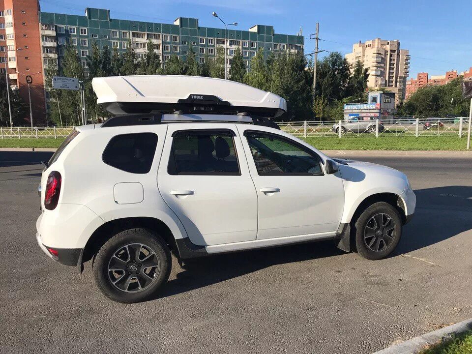 Автобокс на дастер. Бокс Thule Motion XT XL Duster. Renault Duster автобокс. Бокс Thule Motion на Рено Дастер. Автобокс на крышу Thule Motion XT XL белый.