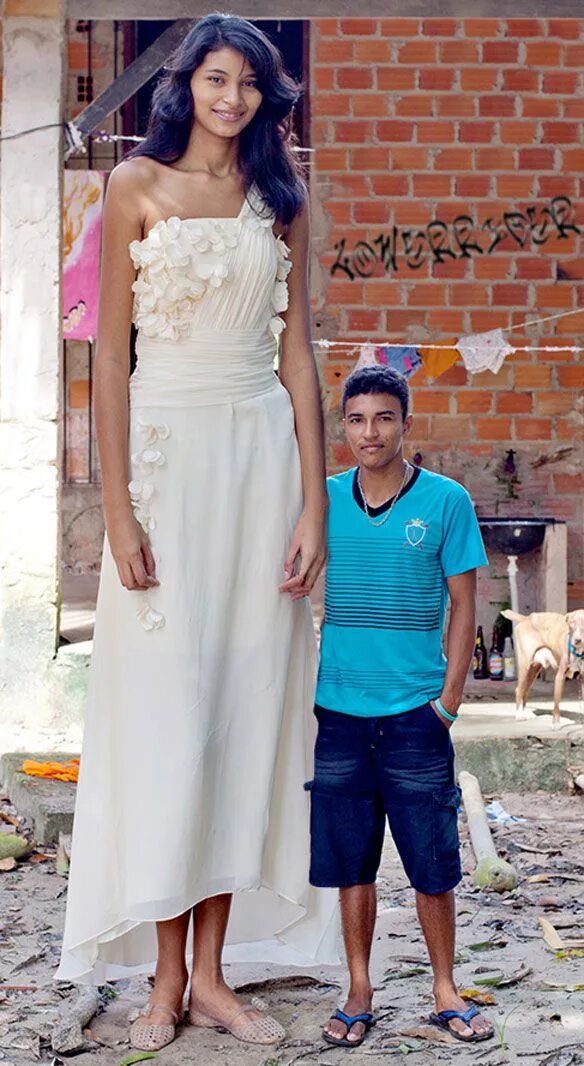 Муж меньше жены. Высокий парень и низкая девушка. Высокая женщина и низкий мужчина. Девушка выше парня. Низкий парень.