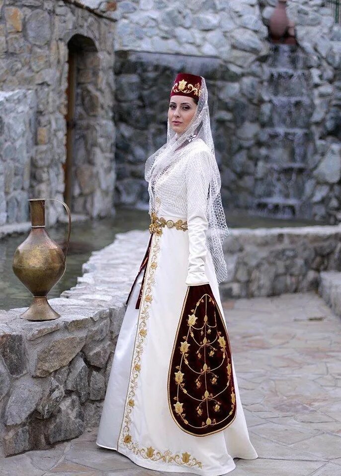 Костюм северного кавказа. Осетины на Кавказе национальный костюм. Нац наряд осетинцев. Осетины осетины национальный костюм.