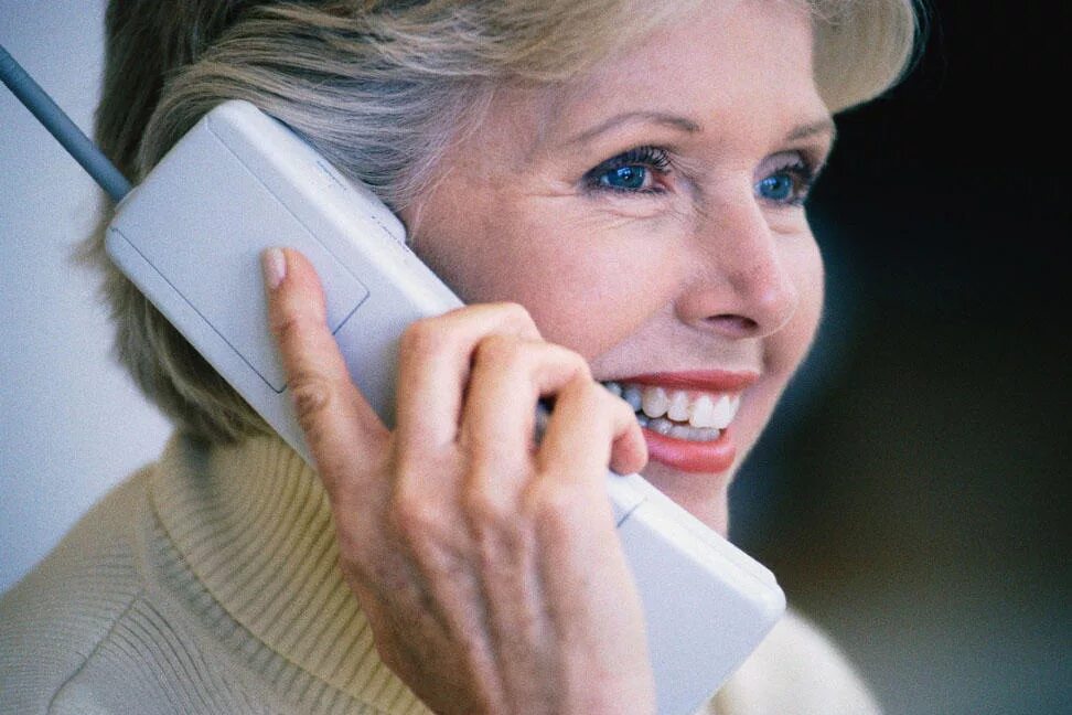 Бесплатные телефоны взрослых женщин. Женщина с трубкой телефона. Женщина в возрасте с телефоном. Дама говорит по телефону. Женщина пожилая с трубкой телефона.