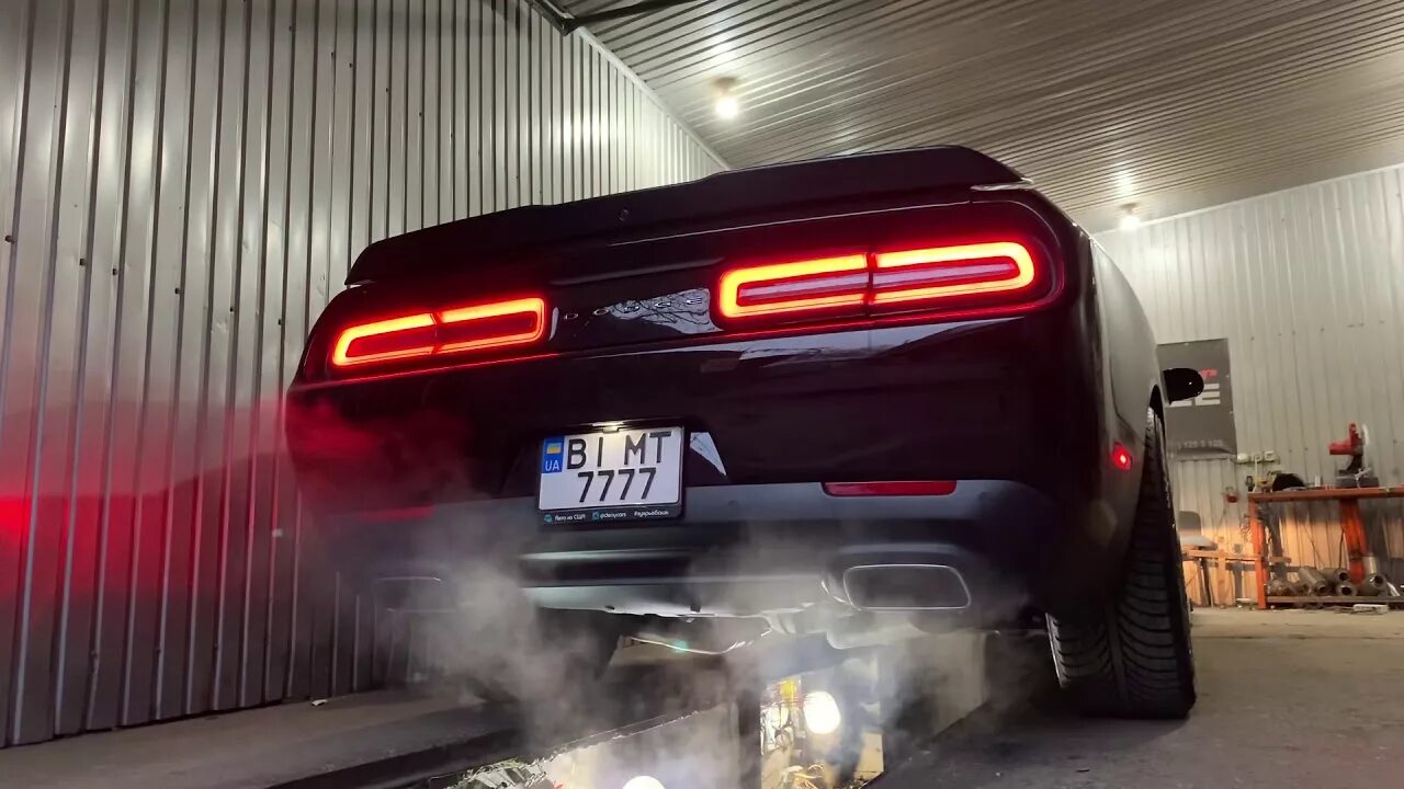 Звук челленджера. Додж Челленджер звук выхлопа. Выхлоп dodge Challenger 5.7. Додж Челленджер 5.7 звук выхлопа. Громкий выхлоп Додж Челленджер.