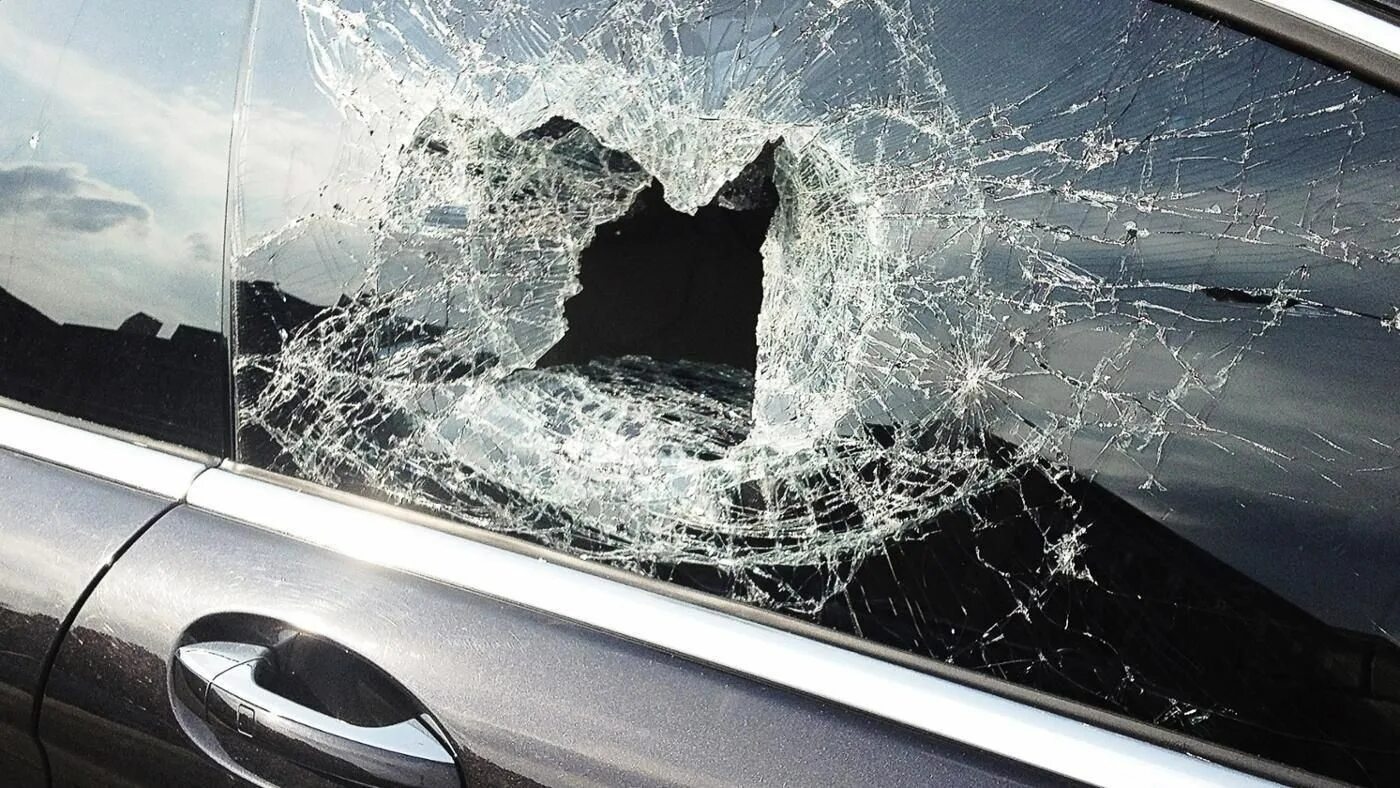 Разбитое стекло автомобиля. Разбитое окно авто. Разбитое боковое стекло. Разбитое боковое стекло машины.