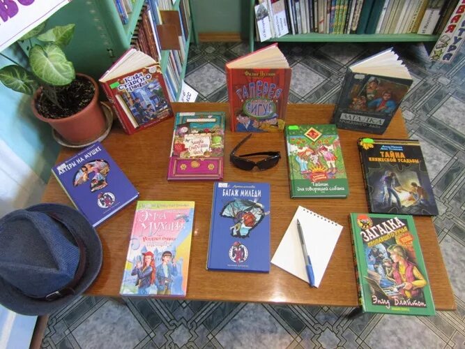 Книжные выставки детективов. Выставка "любителям детективов". Детективы выставка в библиотеке. Название выставки про детективы. Книжные выставки в библиотеке детские детективы.