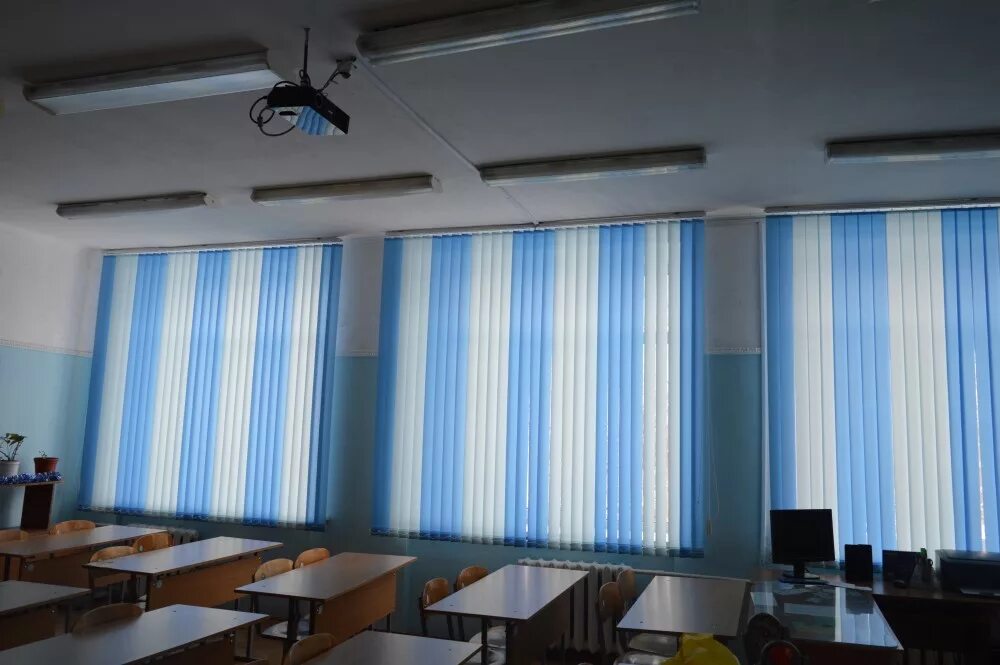 Жалюзи в калуге. Вертикальные жалюзи в школе. Жалюзи вертикальные в классе. Рулонные шторы в классе.