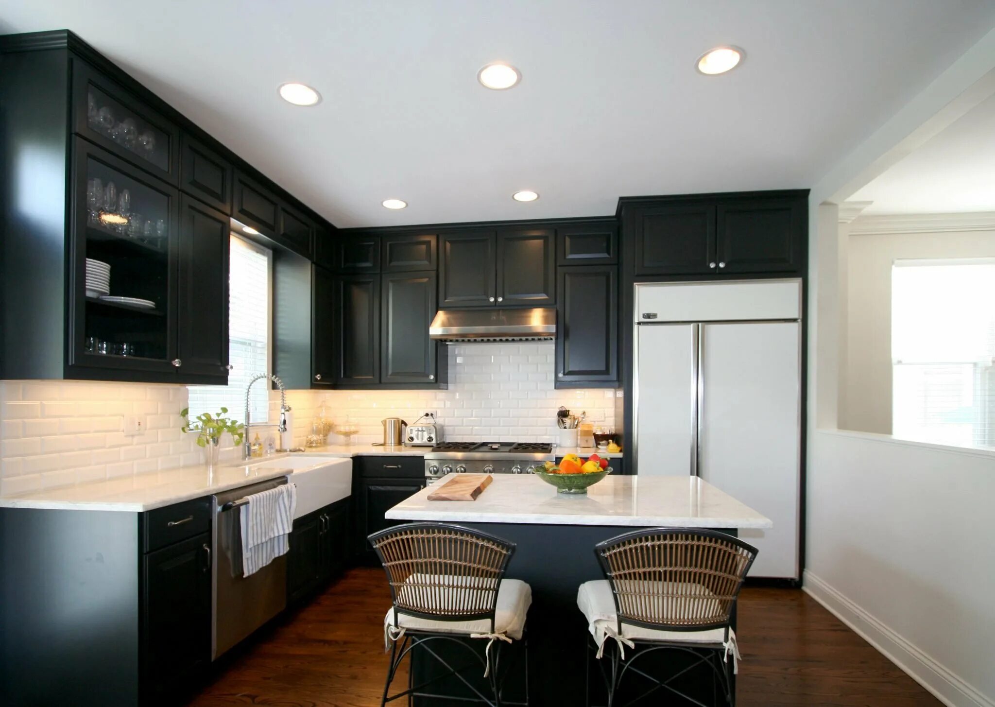 Обои под темную кухню. Кухня в темных тонах. Темная кухня в интерьере. Кухня с темным гарнитуром. Ткмно коричневаая кухна в интерьер.