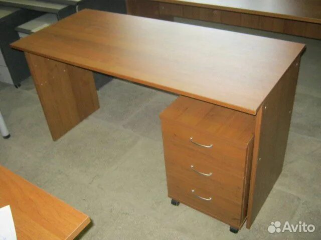 Спб стол б у. Стол письменный сломанный. Сломанный офисный стол. Стол с тумбой сломанный. Сломанная офисная мебель.
