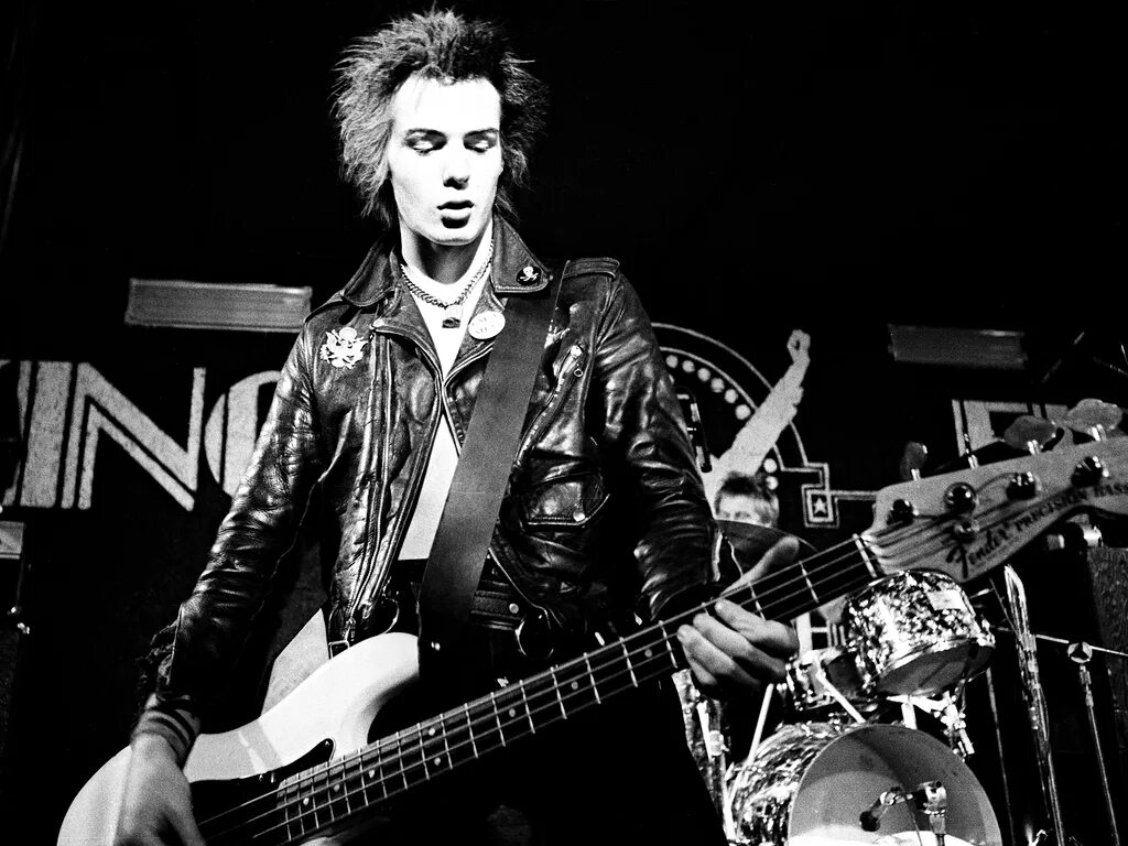 Панк рок музыканты. Панк сид вишес. группа sex pistols сид вишес. сид вишес (саймон джон ричи). сид вишес с бас гитарой.