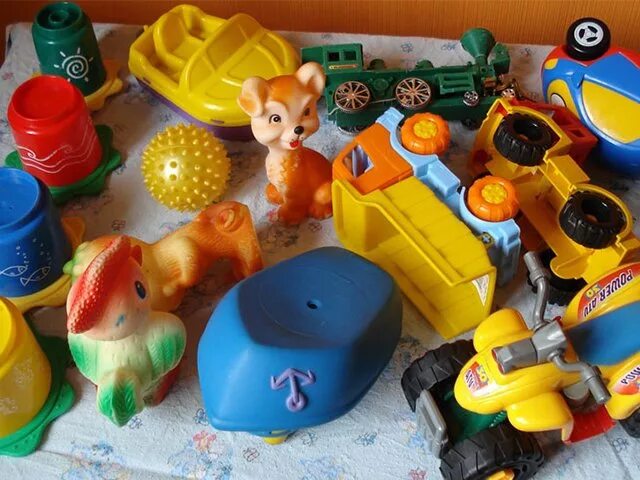 Мытье игрушек. Мыть игрушки. Чем моем игрушки в детском саду. Обработка игрушек в детском саду по санпин. Мытье игрушек дет саду.