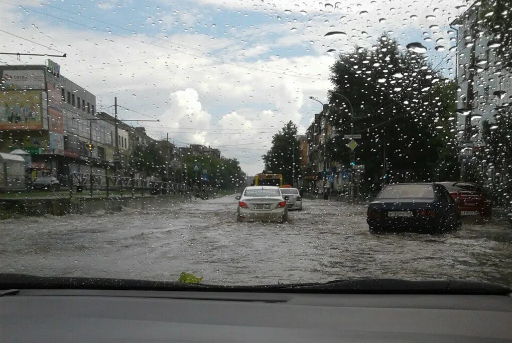 После дождя завелся. КОМПРОС Пермь затопило. Дождливая Пермь. Ливень в Перми. Дождь в Перми.