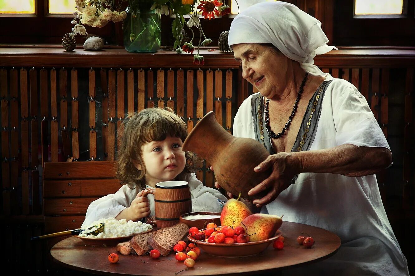 Печеное мамой. Бабушка с внуками в деревне. Бабушка с пирожками. Бабушка угощает пирогами.