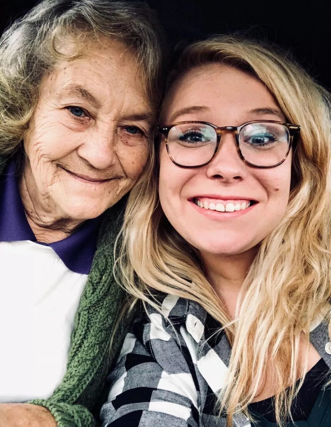 Grandmother перевод. Навещать. Ответ. Does she visit her grandma every saturday. Does she visit her grandma every saturday.