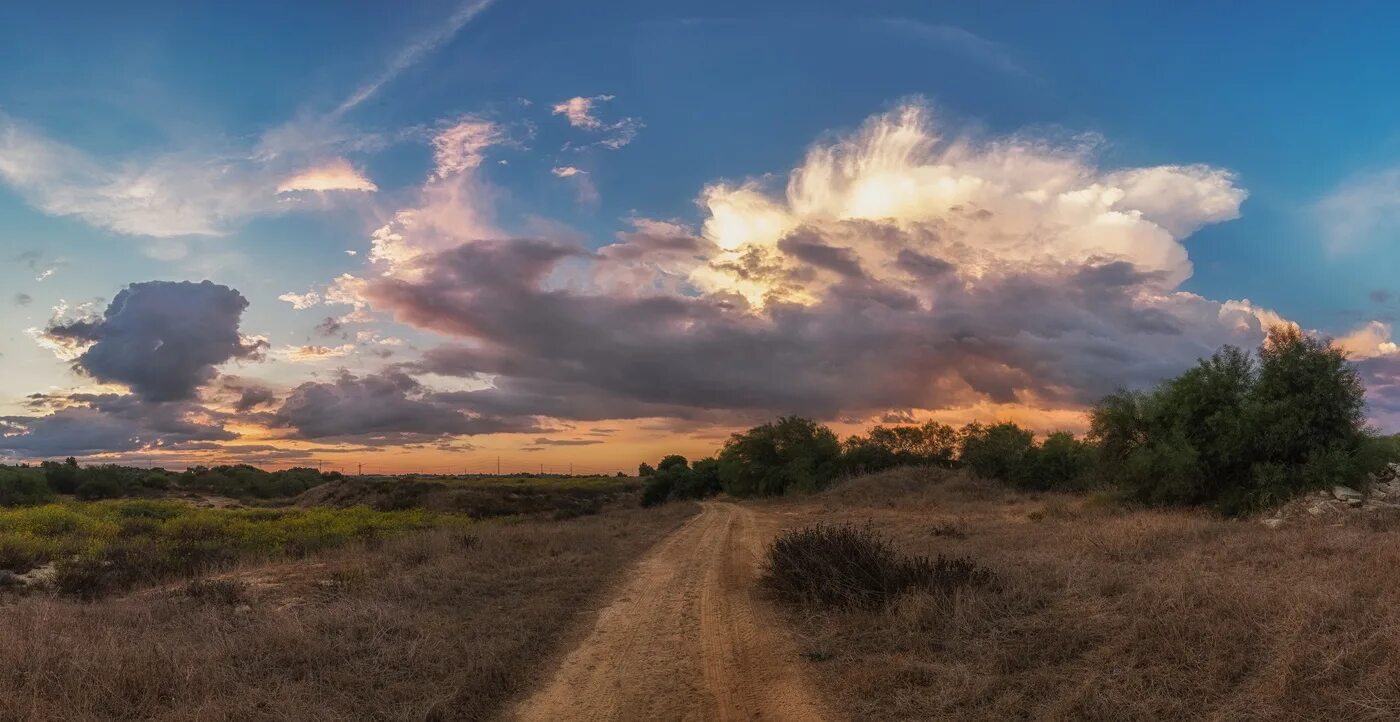 Девушка летает в облаках. Человек на закате солнца. Навстречу облакам. Крылья за спиной. Летать в облаках.