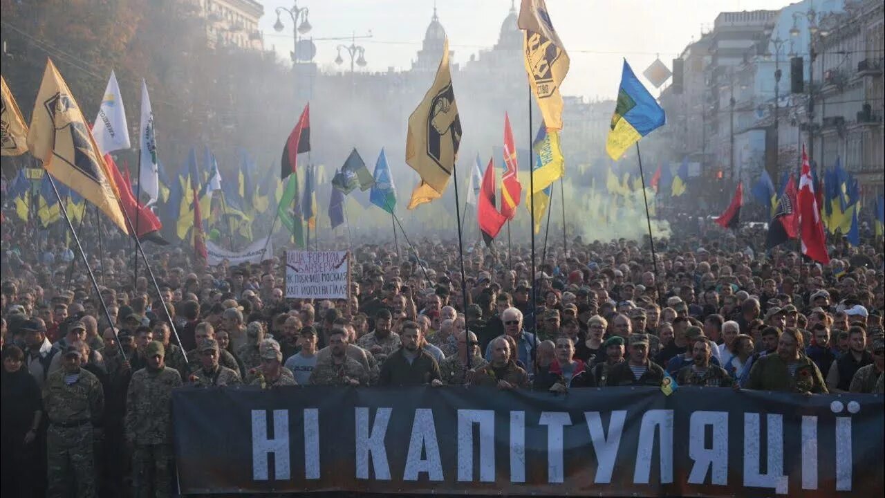 Почему назван майданом. Украинские националисты. Националисты на Майдане. Марш украинских националистов. Украинские националисты на Майдане.