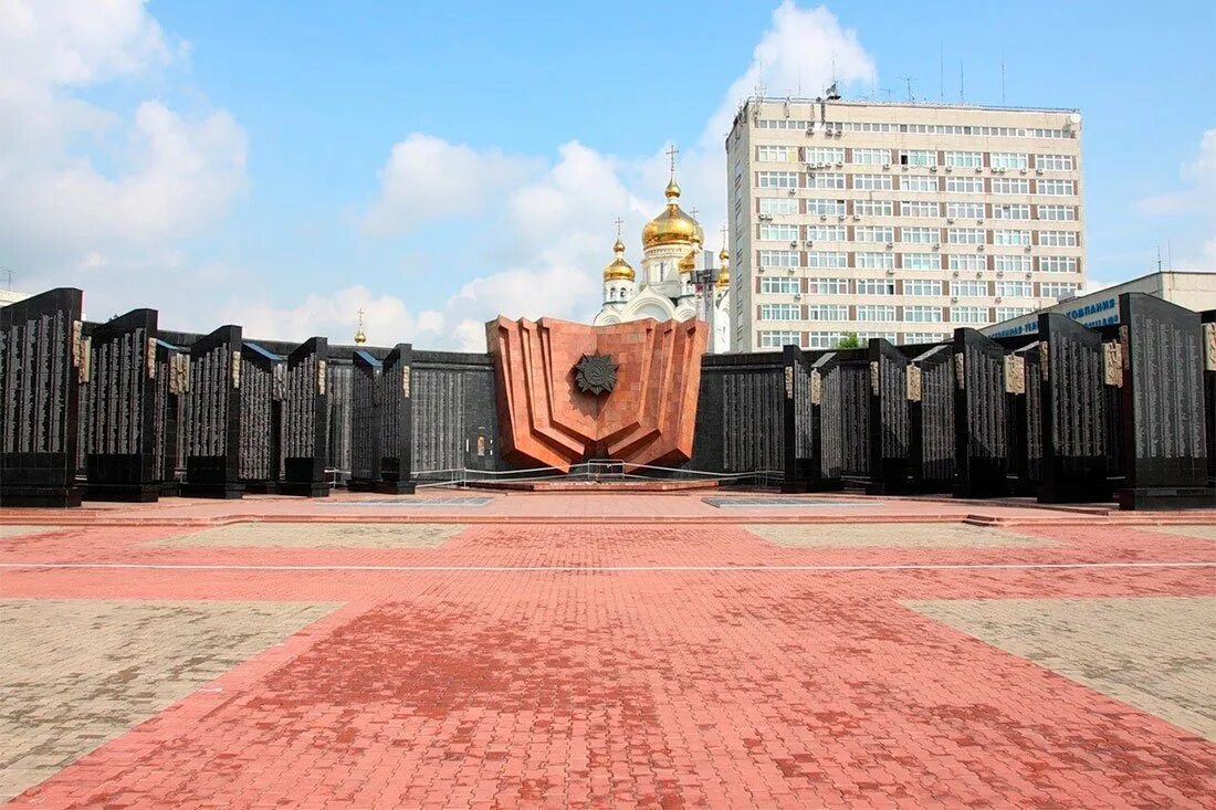 Площадь победы в россии. Мемориал славы Хабаровск. Мемориальный комплекс на площади славы Хабаровск. Мемориальный комплекс вечный огонь Хабаровск. Хабаровск вечный огонь площадь славы.