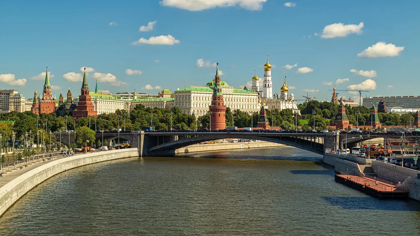 Доброе утро москва. Утро в Москве. Кремль утром. Москва Кремль утро. Утро на Москве реке.