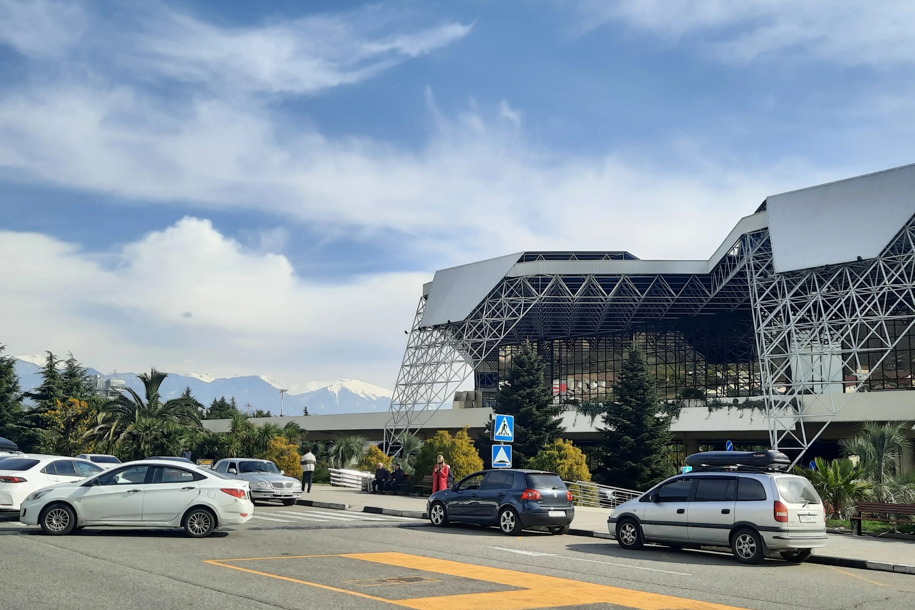 Аэропорт сочи оранжерея. Парк в аэропорту сочи. Новый аэропорт сочи. Аэропорт сочи июль 2022. Площадь фишт сочи.