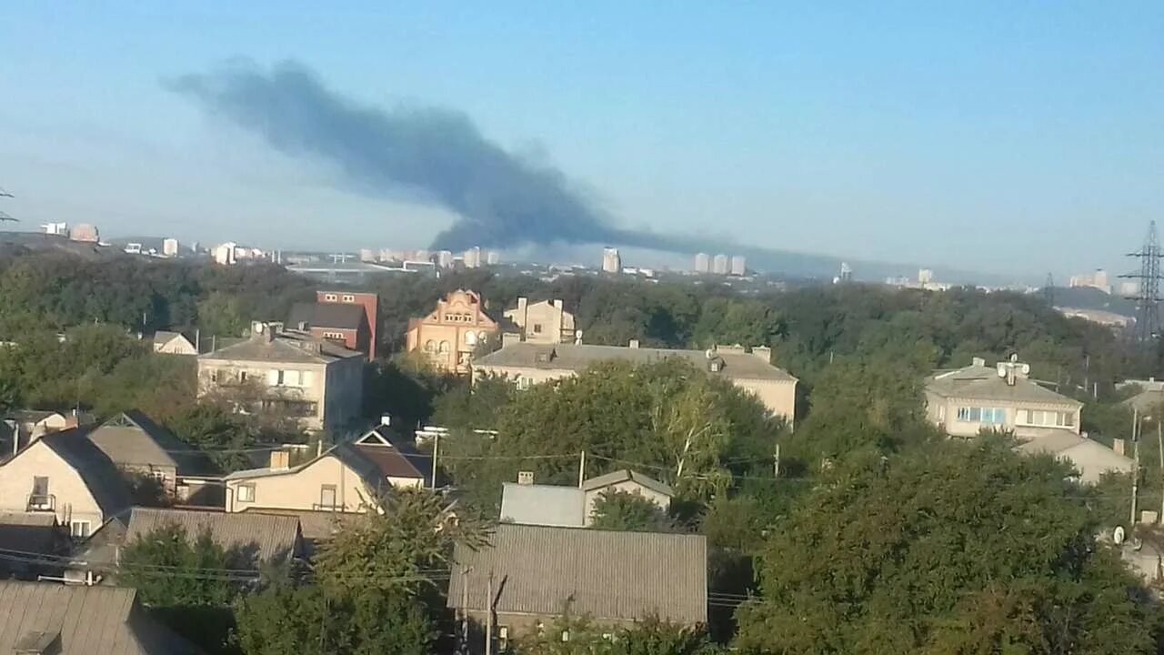 Шел донецк. Обстановка в макеевке на сегодняшний день. Обстрел донецкого аэропорта в 2014. Пожар сегодня в макеевке фабрика. Рыльск обстрел.