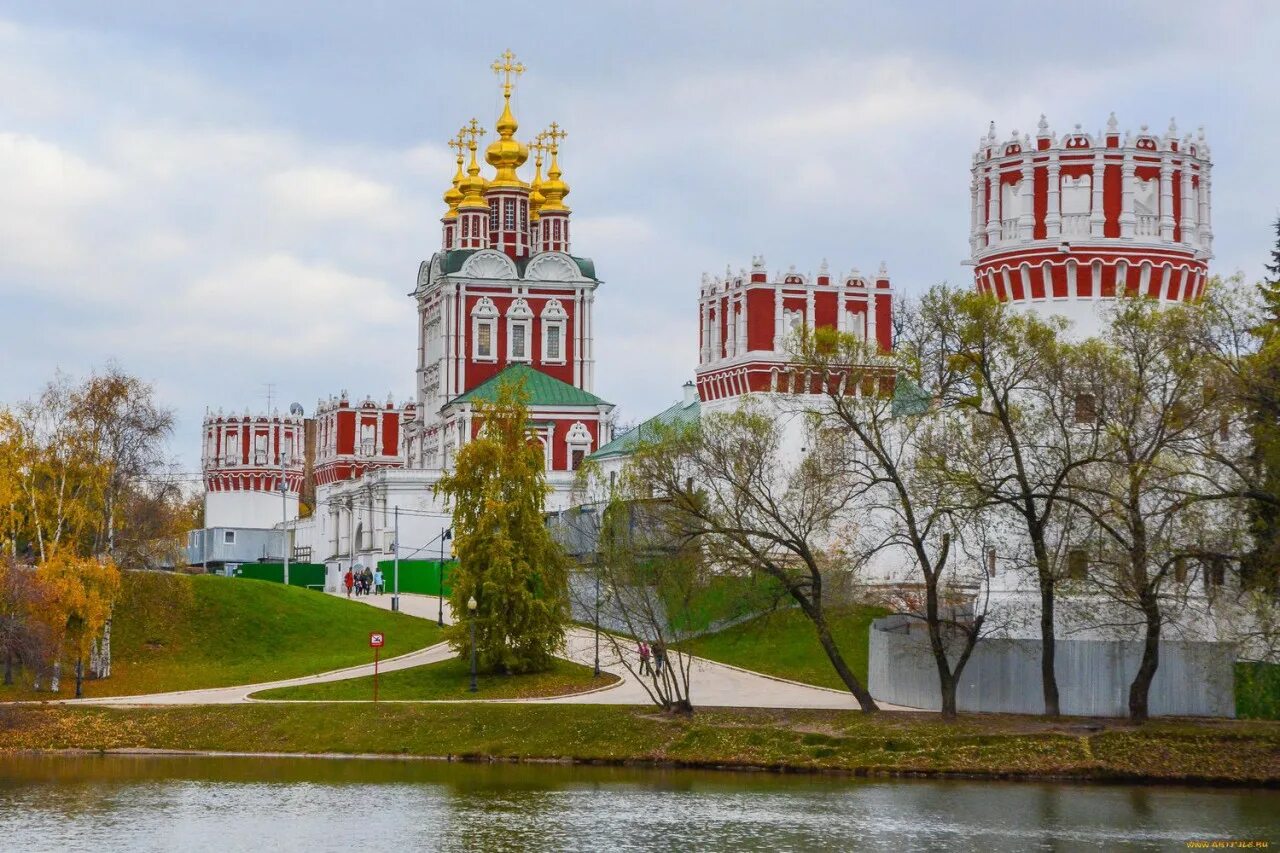 Новодевичий монастырь в москве. Новодевичий Богородице-Смоленский монастырь. Новодевичий монастырь (Новодевичий Богородице-Смоленский монастырь). Ансамбль Новодевичьего монастыря Москва. Новодевичьего монастыря ансамбль Смоленский.