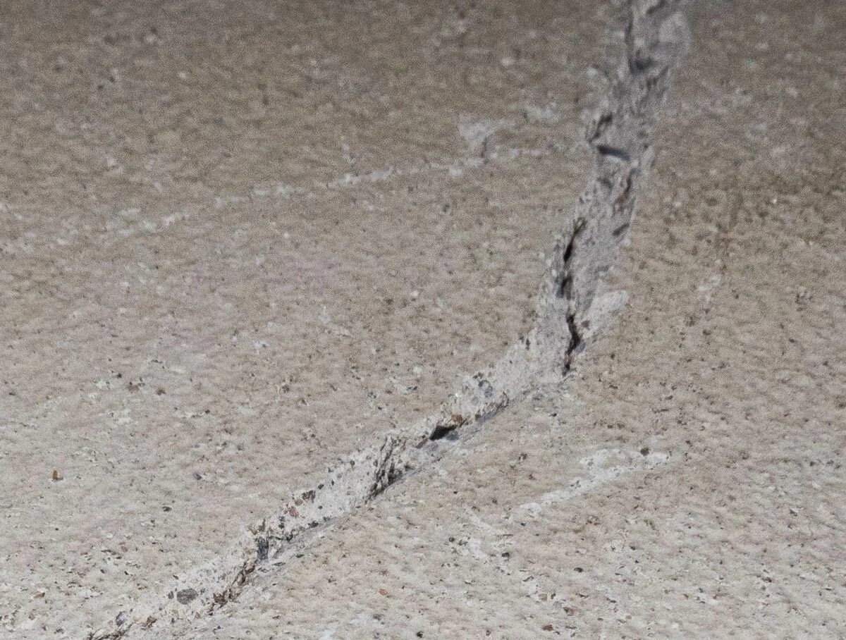 Статическая трещина. Инъектирование трещин мрамора. Заполнение трещин в бетоне. Трещины в бетонной стяжке. Трещины на полиуретане.