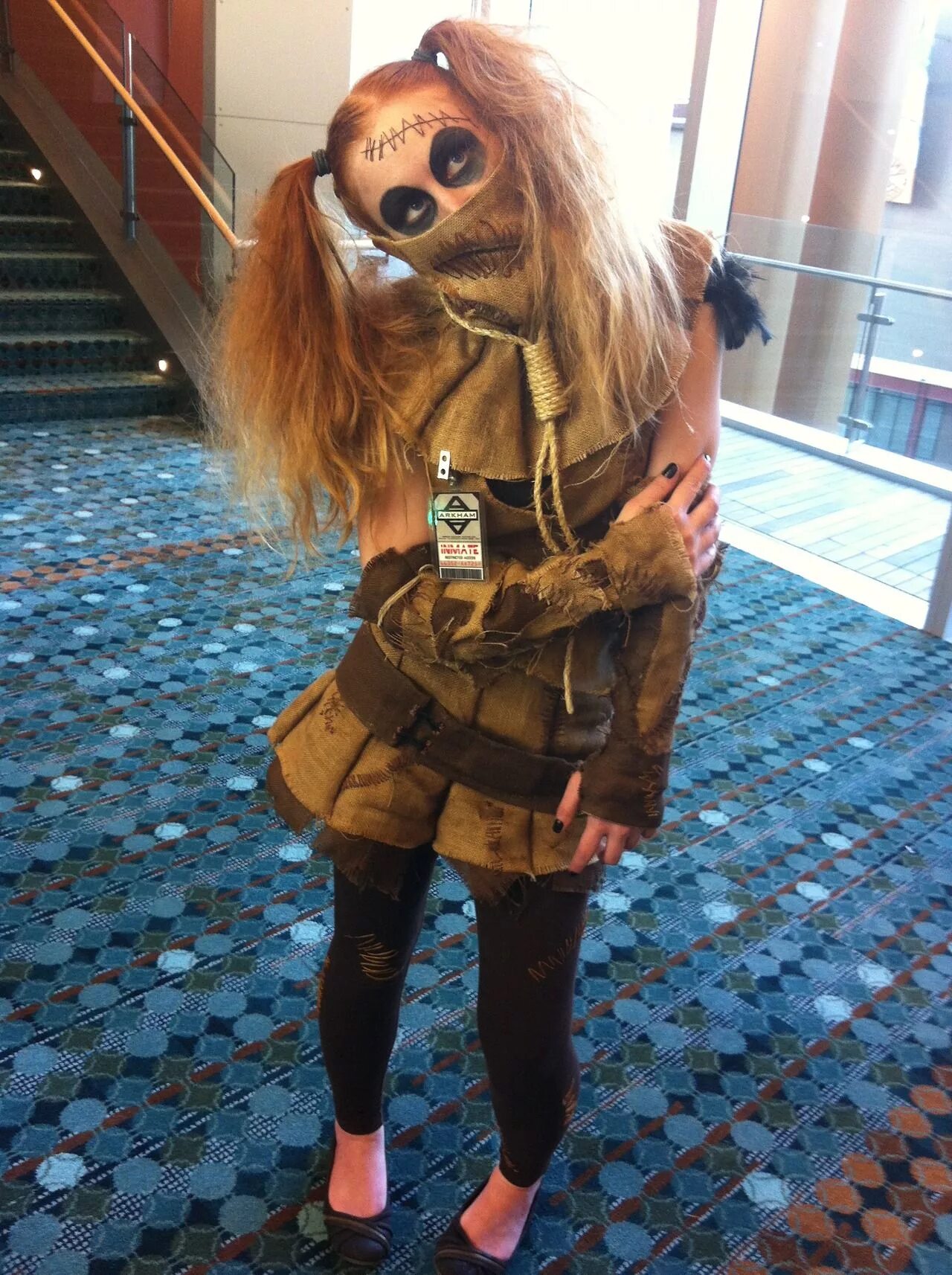 Пугало девушка в шляпе. Девушка с чучелом. Чучело страшная девочка. Девушка с чучелом. Человек пугало.