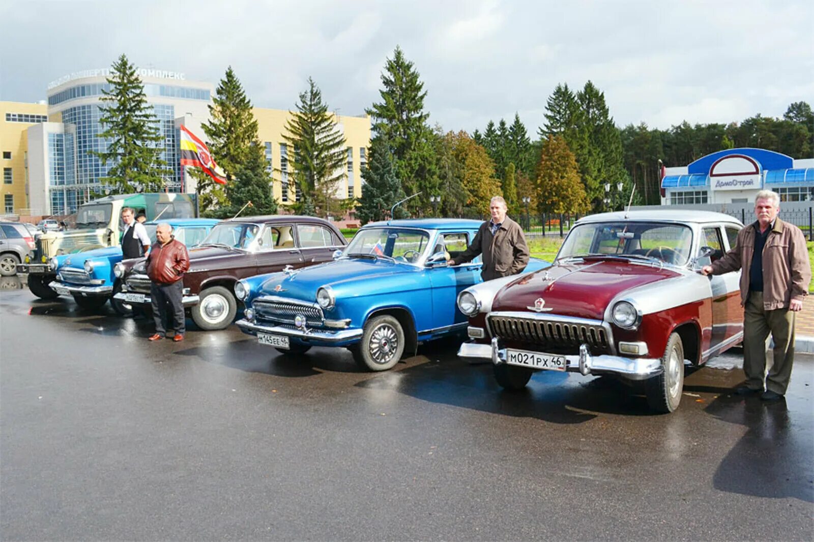 Б у машины курск. Выставка ретро автомобилей. Автопробег раритетных автомобилей. Выставка автомобилей ГАЗ. Автопробег старинных автомобилей.