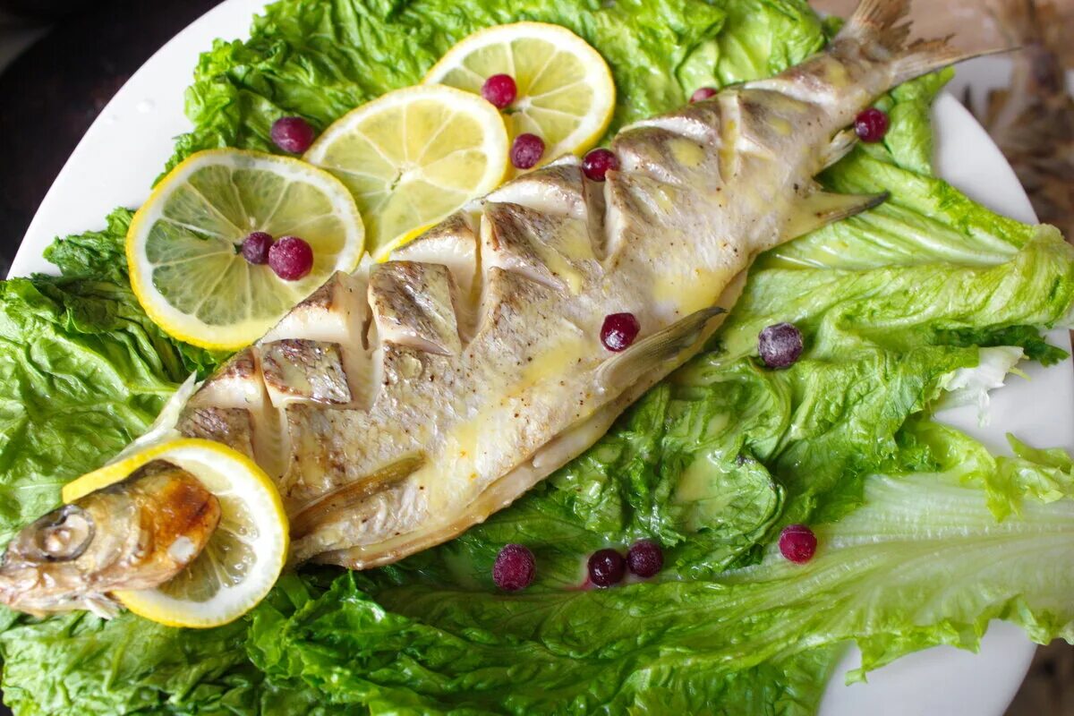 Сиг рыба рецепты. Хариус в духовке в фольге с картошкой. Сиг рыба рецепты. Сиг в духовке. Сиг беломорский.