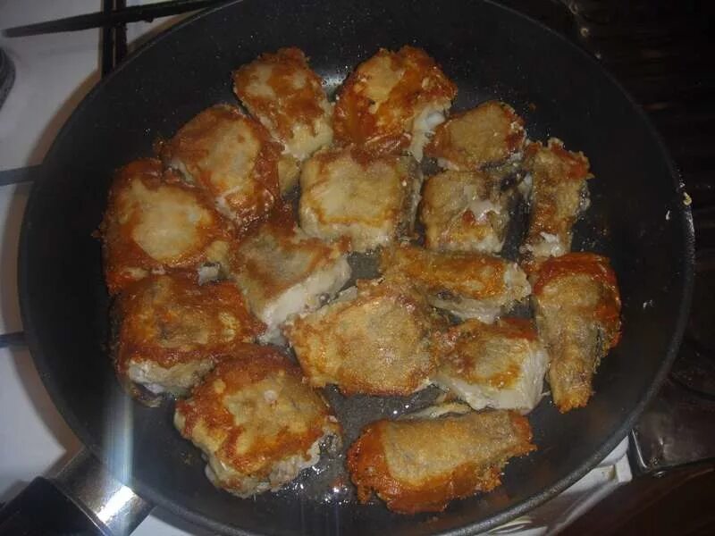 Как вкусно пожарить минтай на сковороде. Жареная рыба минтай. минтай жареный на сковороде. жареная рыба минтай на сковороде. жареная рыба на сковороде с луком минтай.