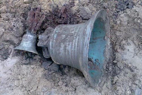 Откопали колокол. Колокольчик. Колокол реут. Валдайские колокольчики. История 1 колокола.