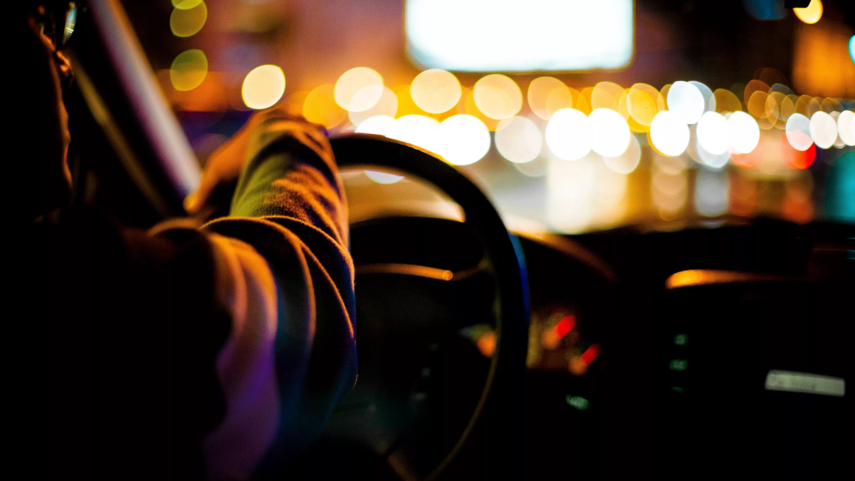 Девушка в такси ночью. Девушка в такси ночью. Девушка в такси ночью. Девушка в машине ночью без лица. Девушка в такси.