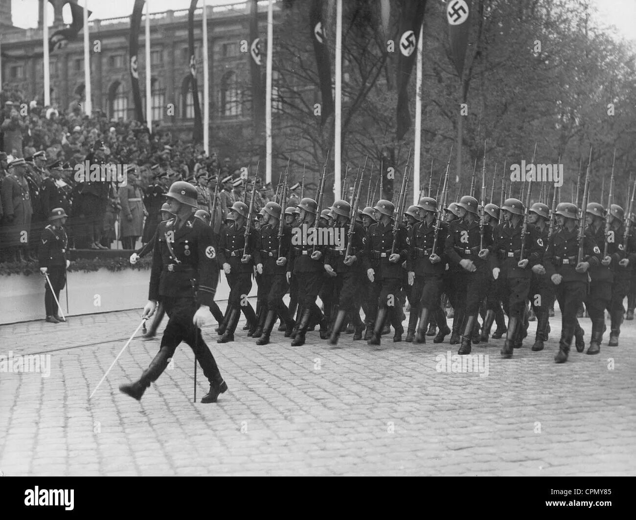 Нападение гитлера. Нападение Гитлера на СССР. Вевельсбург СС колонны фюрерам.