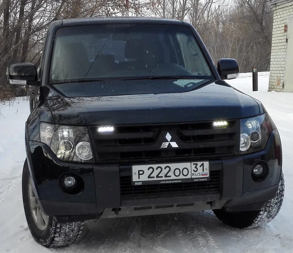 Mitsubishi Pajero 3 ходовые огни. Ходовые огни Митсубиси Паджеро 4. Мицубиси Паджеро 4 дневные ходовые огни. Mitsubishi Pajero 2 ходовые огни.