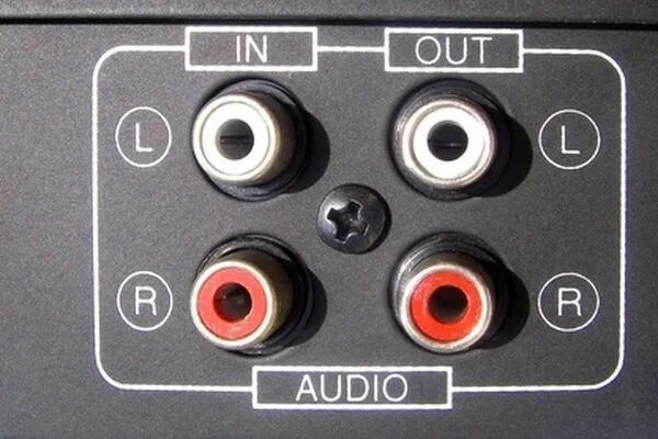 1 к усилителю. Схема подключения двух динамиков 4ом. Схема подключения 4 динамиков к усилителю 2 канала. Схема подключения двух 4 омных динамиков. Как подключить колонки 2.