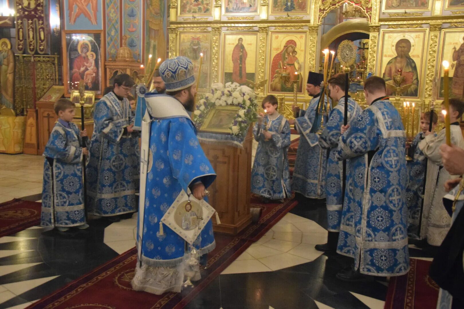 божественный праздник 15 февраля. пойти на всенощное бдение праздника сретение господне. балашовская епархия фото богослужения на сретение господне. канун сретения господня. богослужение сретение господне в храме христа спасителя.
