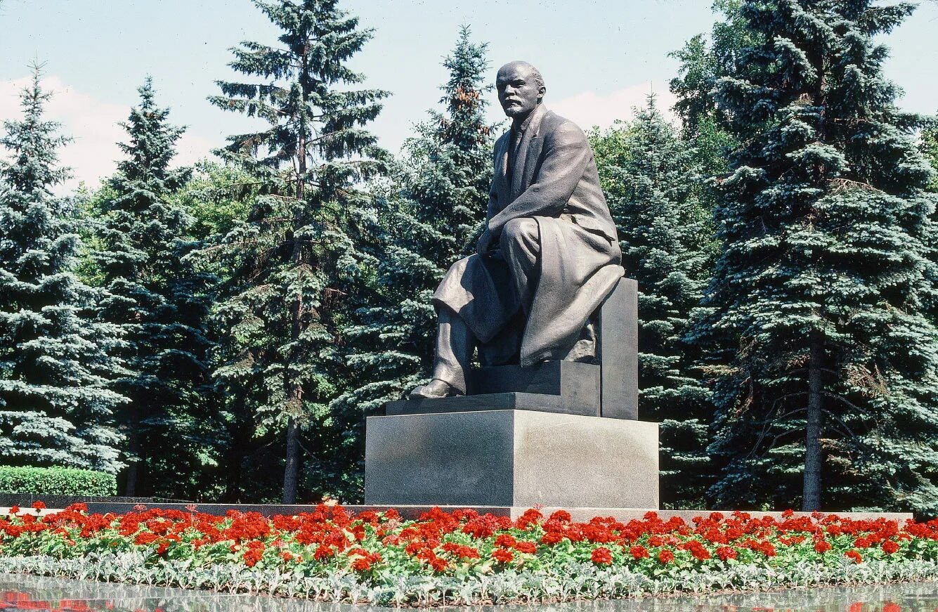 Кремлевские ленин. Памятник Ленину в Москве Кремль. Памятник Ленину в Московском Кремле. Памятник Ленину в Кремле СССР. Памятник Ленину в Ясной Поляне.