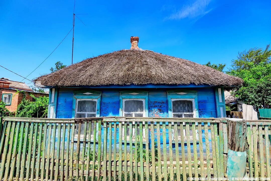 Faraway village. Поселок с камышовыми крышами. Старые дома в Новочеркасской с камышовыми крышами. Бани с Камышовой крышей. Фото дом в селе камышово.