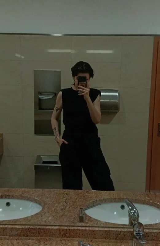 женщина в мужском туалете. для мытья туалета. туалетная госпожа. живой туалет раб. туалетный стул для туалетного раба.