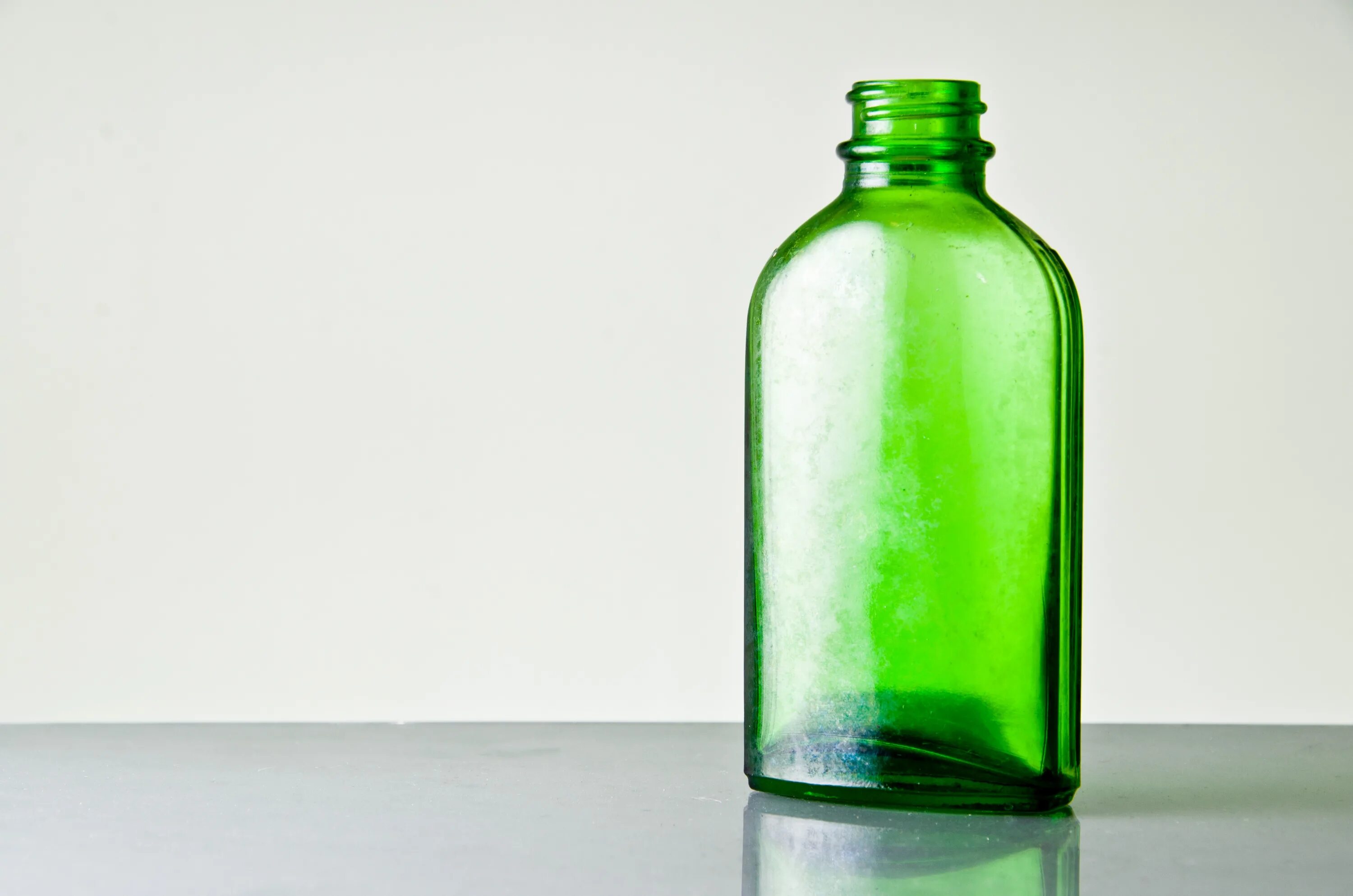 Вода в зеленой стеклянной бутылке. Стеклянная бутылка. Бутылка зеленая стеклянная. Бутылочное стекло. Пустая стеклянная бутылка.