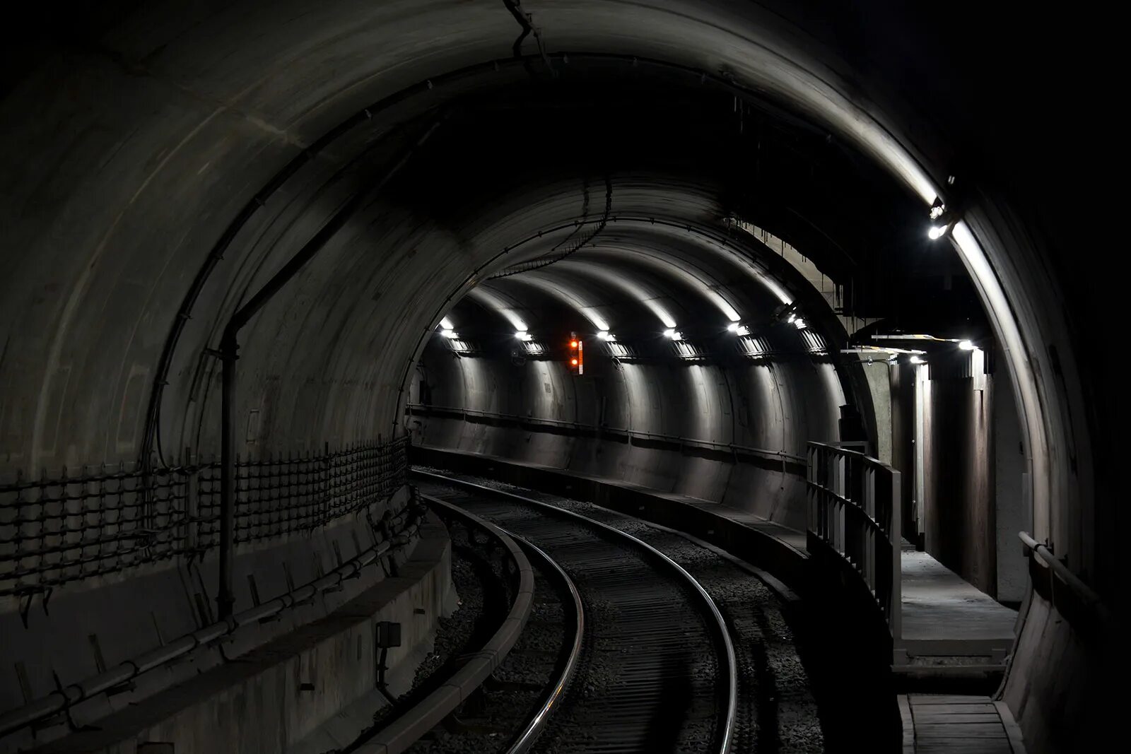 найти доказательства в тоннеле. подземная дорога. найти доказательства в тоннеле. найти доказательства в тоннеле. световой туннель.