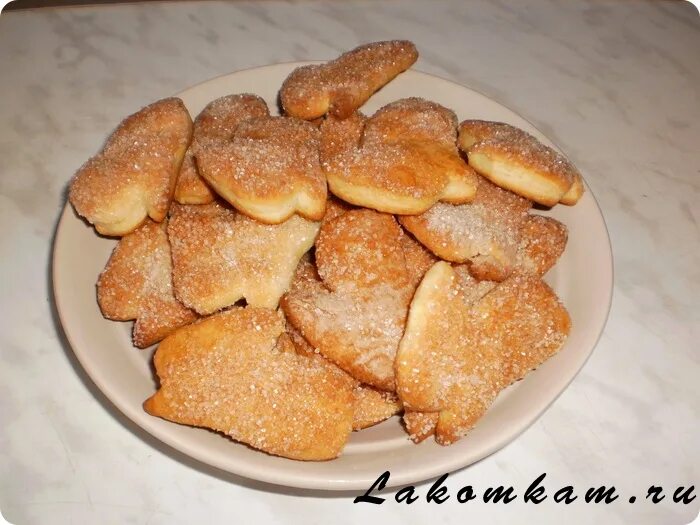 Песочно дрожжевое печенье. Рецепт песочного печенья с дрожжами. Печенье на дрожжах. Рецепт песочного печенья с дрожжами. Печенье из песочно дрожжевого теста.