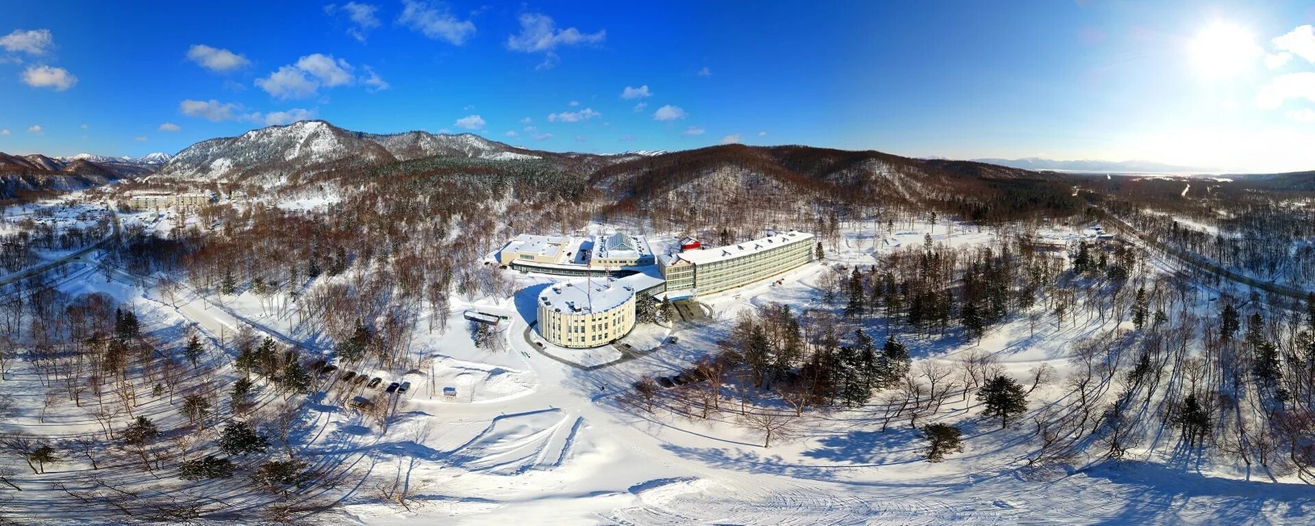 Синегорская вода нижний. Санаторий Синегорские Минеральные воды Сахалин. Синегорье санаторий Сахалинской. Синегорск Сахалинская область санаторий. Село санаторное Южно-Сахалинск.