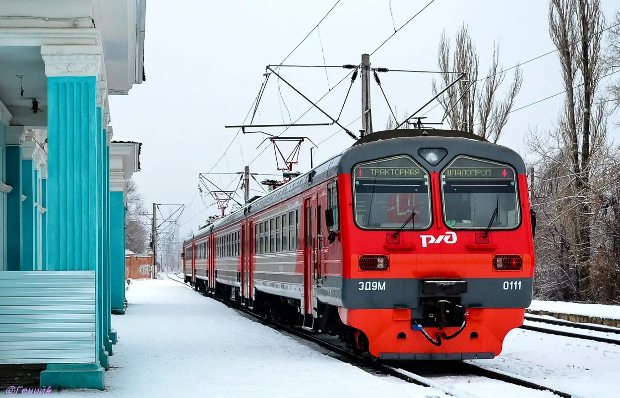 Волгоград тракторная пассажирская. Эд9м 0111. Эд9м 111. Эд9 электропоезд. Электропоезд эд9м Иркутск.