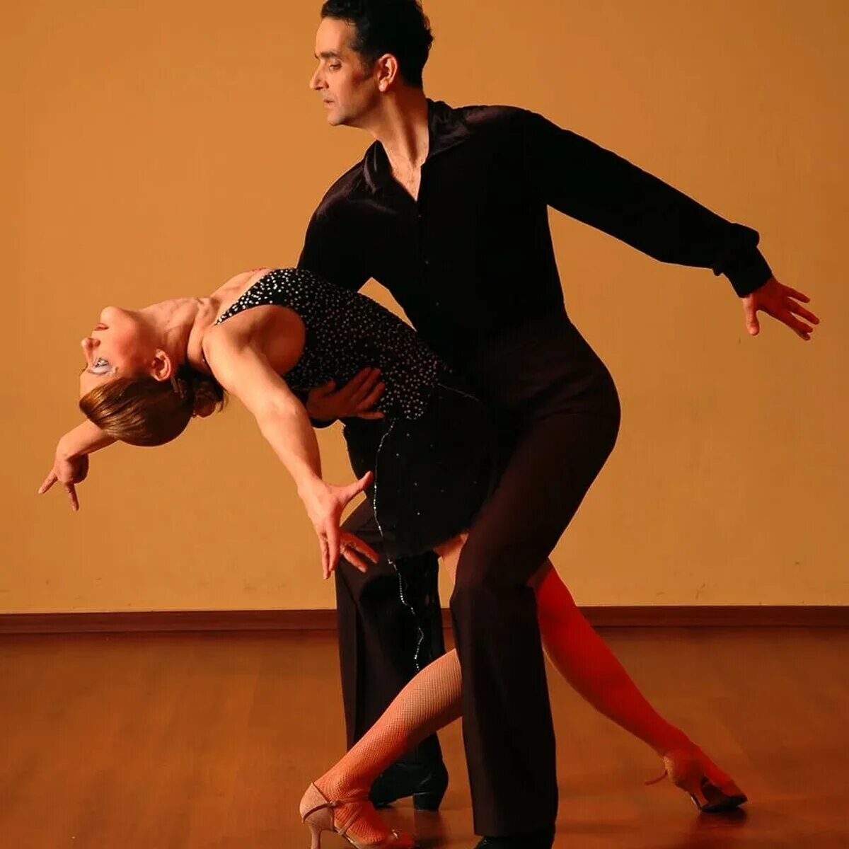 Уроки бачаты. Танго бачата сальса. Бачата группа. Танцы парные современные. Бачата 1.