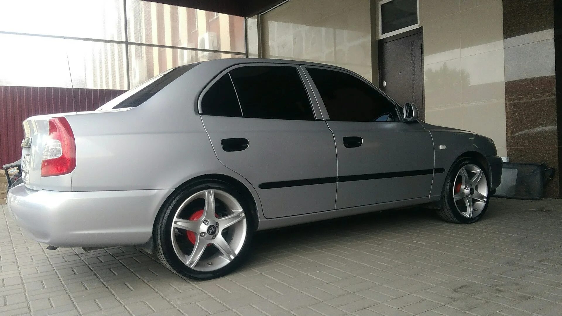 Accent диски. Хендай акцент r 15. hyundai accent 2 17 диски. хендай акцент на 17 колесах. черный хендай акцент на 16 дисках.