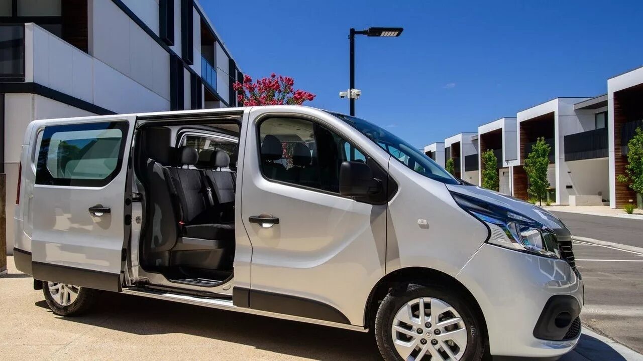 Рено трафик отзывы. New Renault Trafic 2019. Рено трафик 2018. Рено трафик пассажирский 2018. Renault Trafic long 2017.