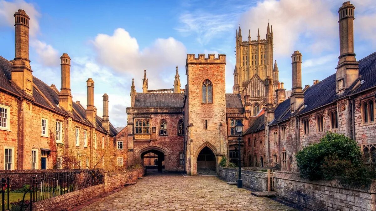 Towns in england. Сомерсет Англия. Сомерсет город в Англии. Уэллс город в Англии. Графство Сомерсет Англия.