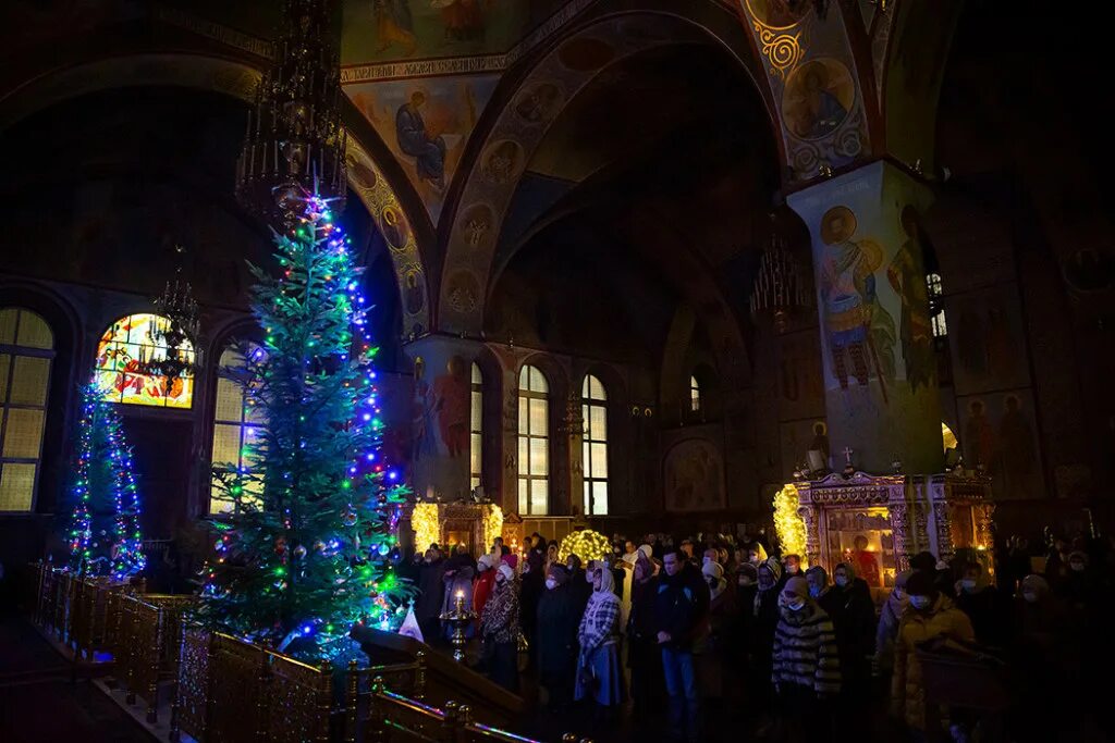 новой год богослужение. рождественская служба в храме христа спасителя. троицкий собор щёлково 2014 рождество. рождество ночь храм. литургия в рождественскую ночь.